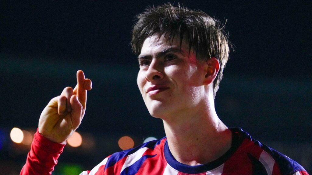 Armando González en festejo de gol