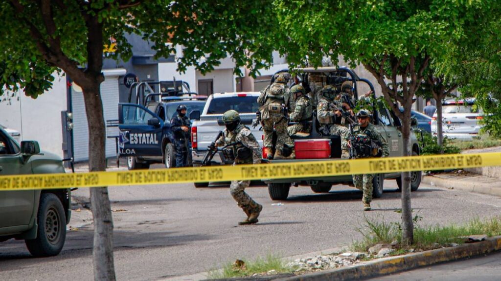 Ejército y Guardia Nacional aseguraron una ametralladora calibre .50 y 11 armas largas en Huetamo, Michoacán.