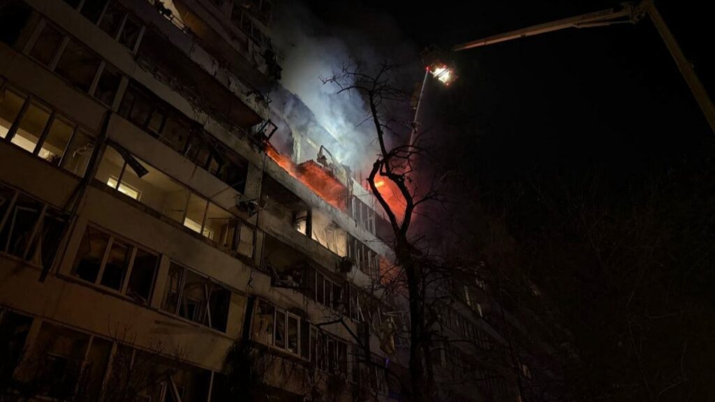 Ataques aéreos masivos de ambos lados dejan 5 muertos en Ucrania y Rusia