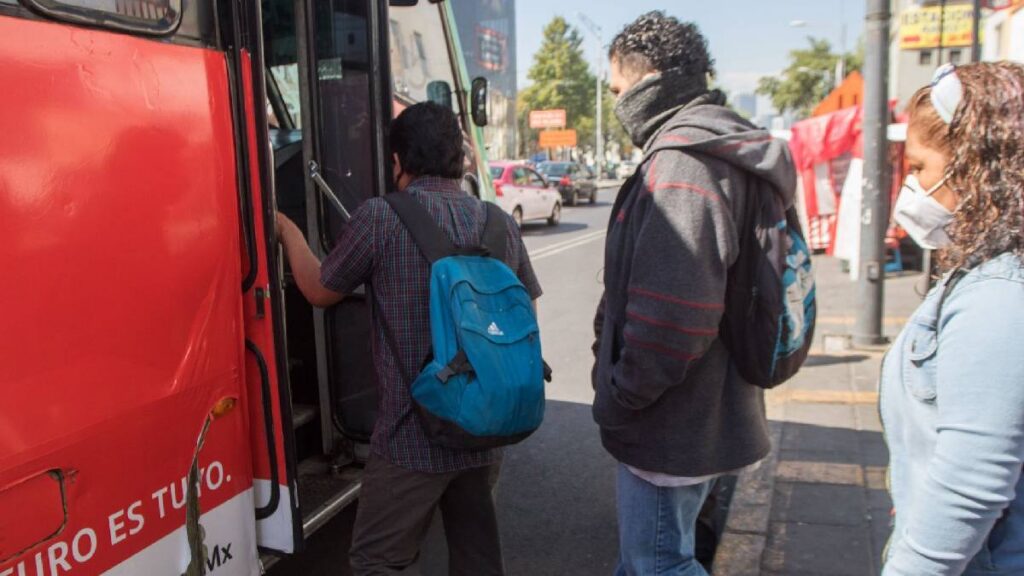El aumento de $1.50 al transporte en CDMX impactará directamente a las familias: una de cuatro integrantes pagará más de $5,700 pesos al año.