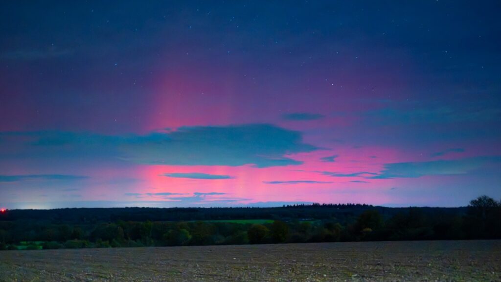 Auroras boreales tiñen el cielo de rojo, verde y violeta y dejan impresionantes imágenes