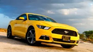 Auto de lujo se estrella tras realizar arrancón en Puebla