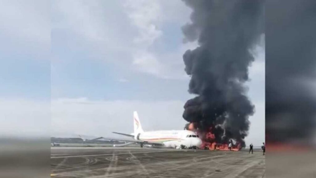 Avión se sale de pista y se incendia