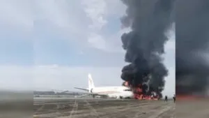 Terror en aeropuerto: avión se sale de pista y se incendia; pasajeros corren para escapar de las llamas