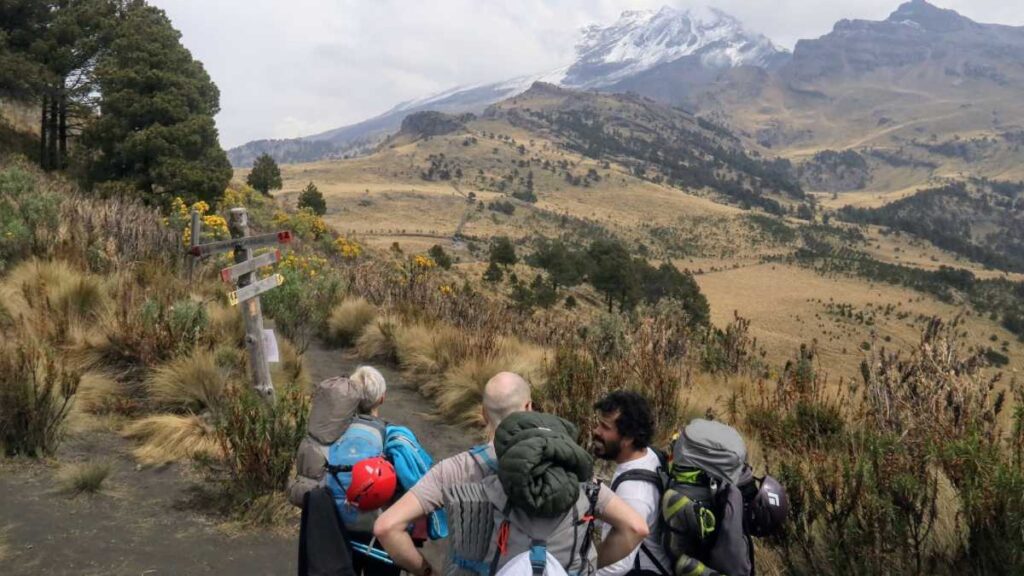 Cuatro hombres y un perro bajan corriendo del Popocatépetl