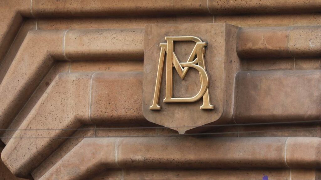 Banco de México anticipa crecimiento moderado, pero reconoce persistencia de holgura económica