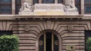 Banxico reporta menor dinamismo económico en México mientras inflación baja