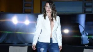 “Ya sé que se me sale”: Belinda sufre accidente de vestuario durante concierto en Querétaro