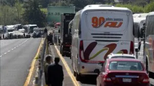 Bloqueo en la México-Puebla concluye; policías exigen pago atrasado