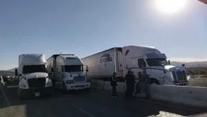 Productores agrícolas denuncian agresiones de transportistas durante bloqueo en la aduana de Nogales