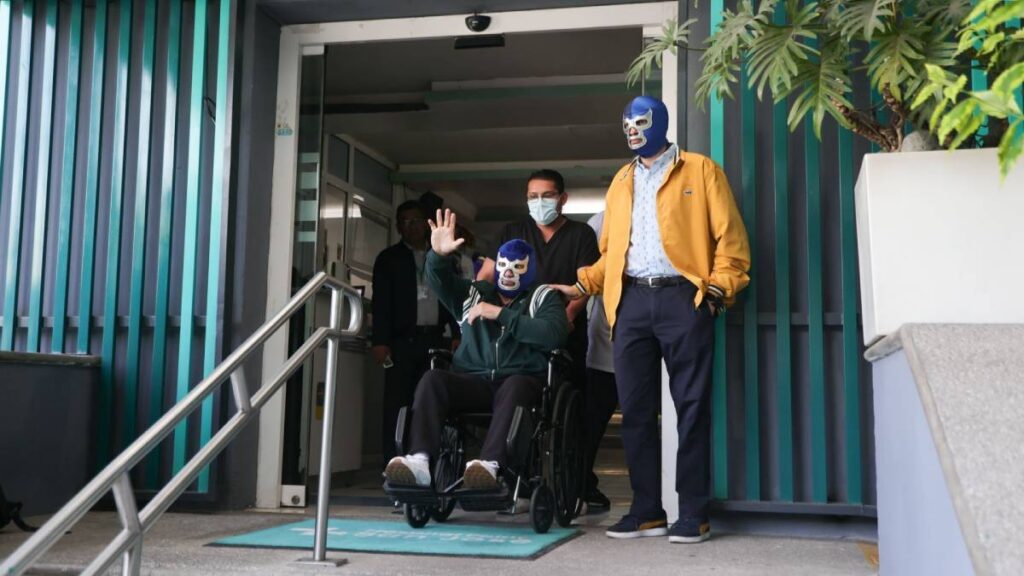 Blue Demon Jr. sale del hospital tras accidente automovilístico