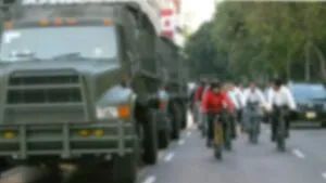 Video: hombres vestidos de civiles bajan de camiones militares en marcha de la Generación Z