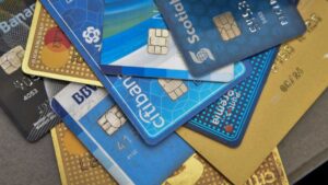 Aprueban reforma para no pagar más por cancelar tarjetas; pasa al Senado