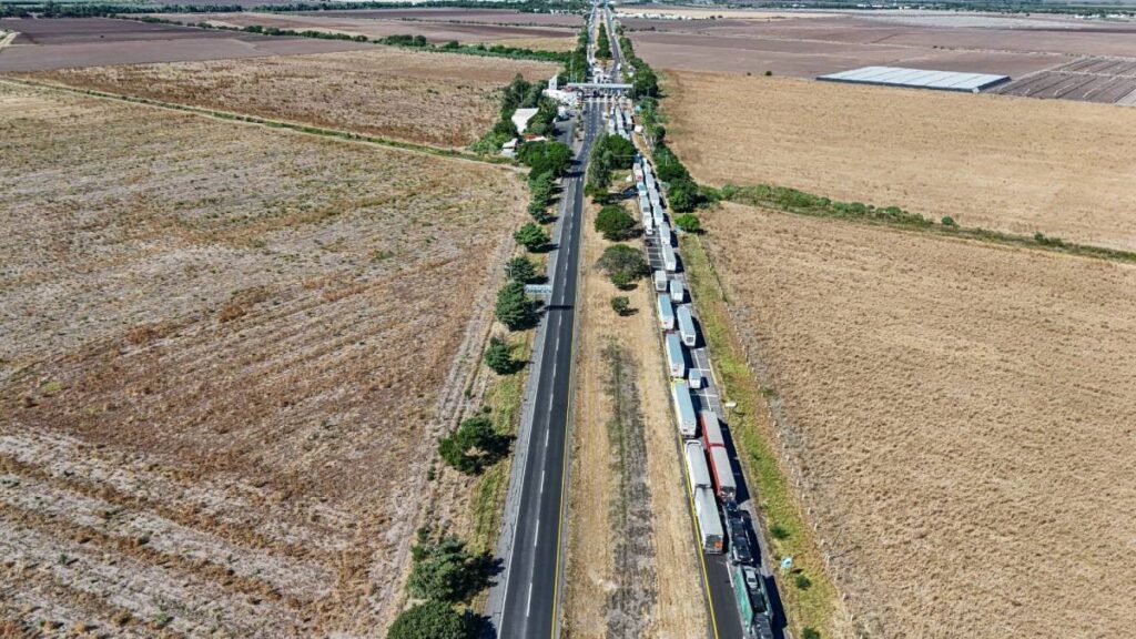 Carreteras aún están bloqueadas por manifestantes.