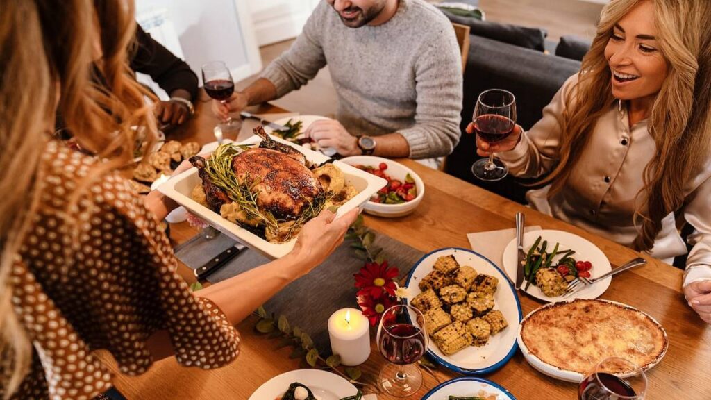 Guía para disfrutar la cena navideña sin sentirte lleno todo el día