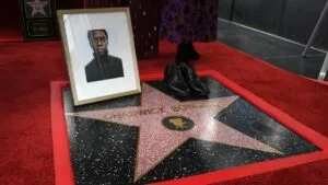 Chadwick Boseman recibe estrella póstuma en el Paseo de la Fama de Hollywood