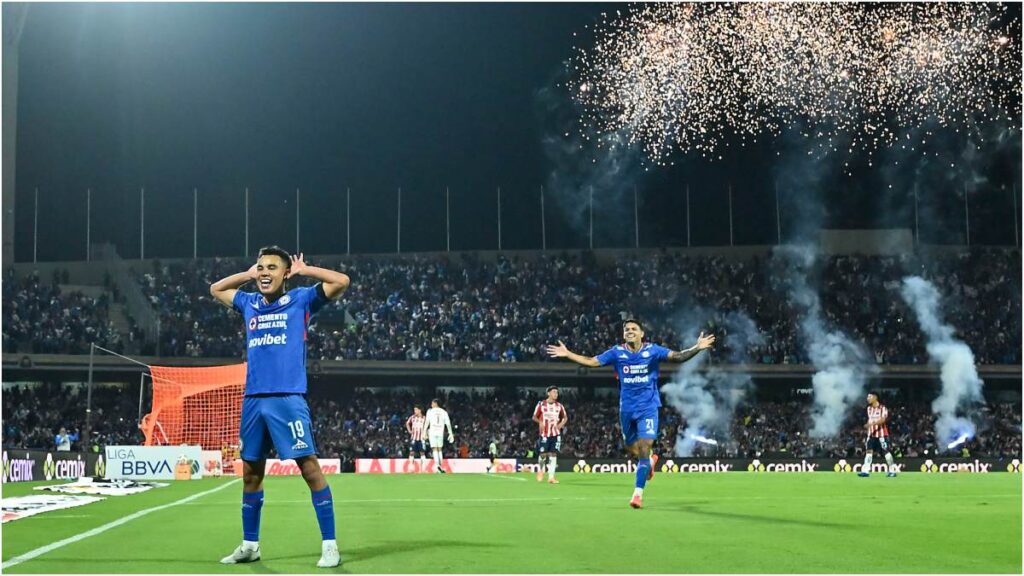 Cruz Azul avanza de forma dramática ante Chivas. Imago 7