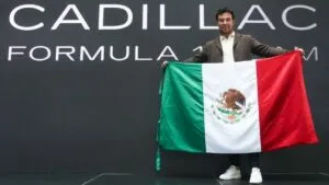 Checo Pérez regresa a las pistas y realiza pruebas con Cadillac… ¡a bordo de un Ferrari!