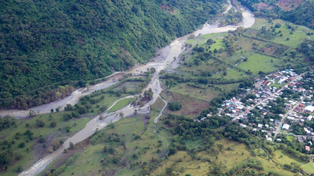 Río Chicontla se desborda por lluvias del frente frío 16.