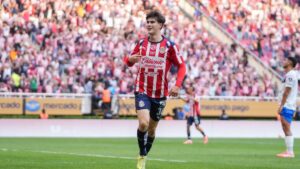 Chivas vence a Monterrey con goles de Chicharito y La Hormiga