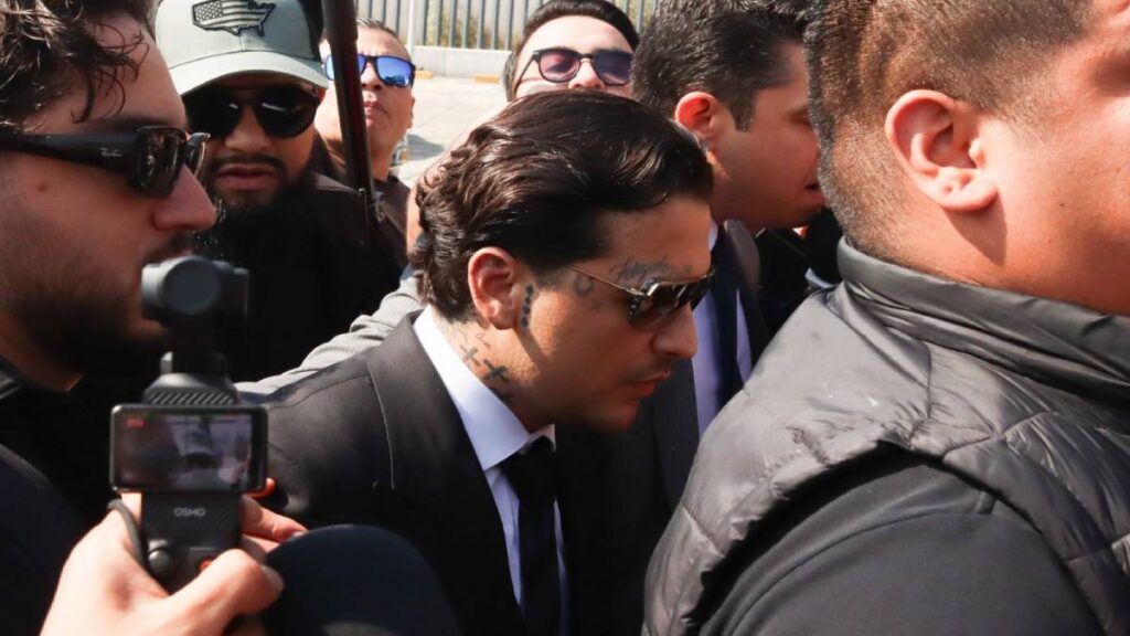 Christian Nodal acude al Reclusorio Oriente para su audiencia por su caso con Universal Music