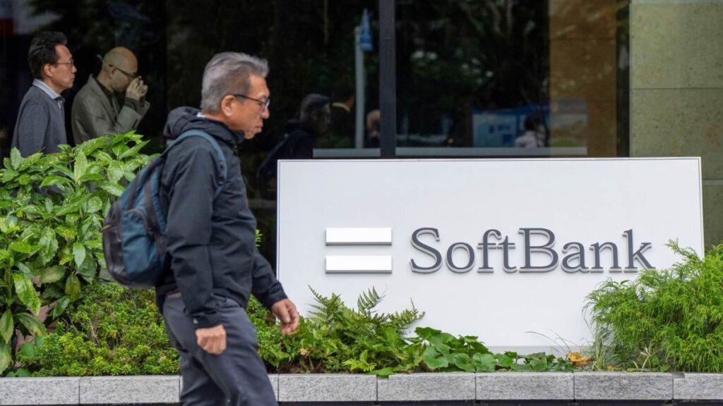 Bolsas mundiales suben tras fin de la parálisis gubernamental en Estados Unidos Acuerdo pone fin al cierre más largo en la historia política de EE. UU. Las bolsas asiáticas cerraron este jueves con ganancias, mientras que los mercados europeos extendieron los aumentos de la víspera, tras el acuerdo presupuestario alcanzado en Estados Unidos que puso fin al prolongado cierre gubernamental. Los legisladores en Washington aprobaron la noche del miércoles un acuerdo que permitió reabrir servicios federales esenciales, tras 43 días de parálisis, marcando el shutdown más largo en la historia del país. El presidente Donald Trump firmó el documento que permitió reanudar actividades clave, como la divulgación de indicadores económicos. Mercados asiáticos reaccionan positivamente Bolsas mundiales suben tras fin del cierre de gobierno en Estados Unidos En Europa, las bolsas vivieron una jornada positiva el miércoles impulsadas por el fin del cierre estadounidense. Los índices de Londres, Madrid, Milán y el Stoxx Europe 600 alcanzaron récords durante la sesión o al cierre, reflejando un renovado optimismo entre los inversionistas. Análisis y contexto político Analistas de Natixis señalaron que el fin del cierre “pone término al bloqueo federal más largo de la historia política estadounidense”, aunque advirtieron que “los demócratas no lograron obtener mucho, lo que podría agravar la división interna del partido”.