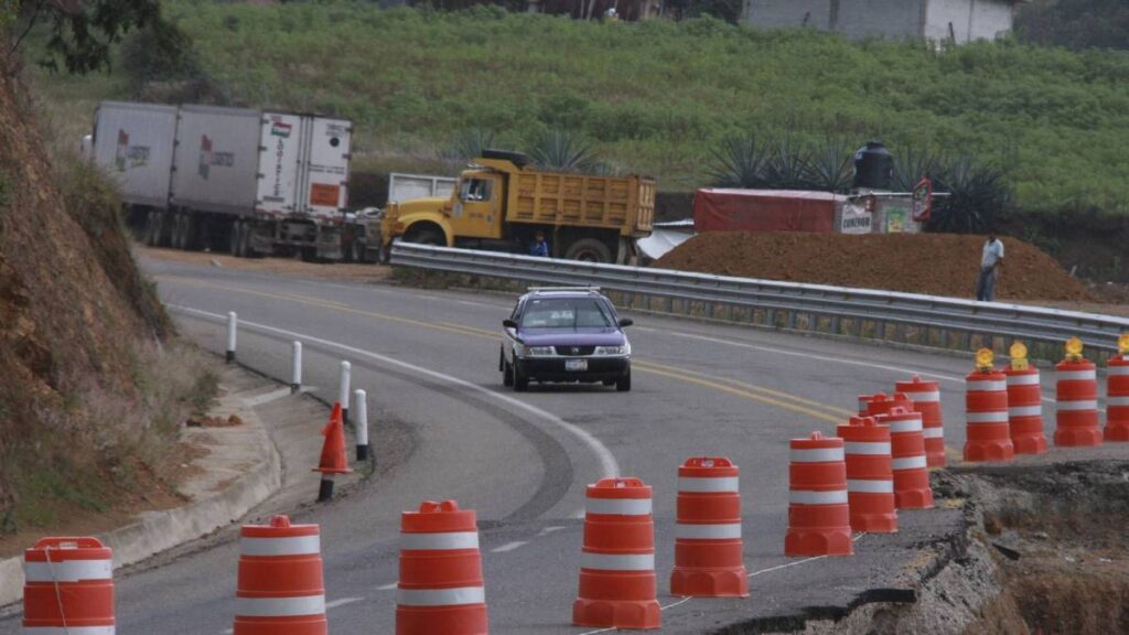 Anuncian cierres parciales en autopista de Oaxaca.
