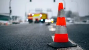 Combi sale proyectada en la México-Puebla y choca en calles de La Paz; hay dos muertos