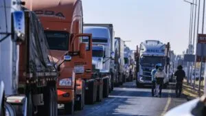 Seguirán bloqueos en carreteras; productores lanzan amenaza