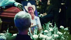 Jefe de escoltas de Carlos Manzo es buscado en todo el país, confirma fiscal de Michoacán  