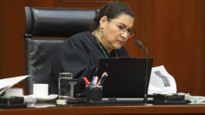 Lenia Batres se queda dormida en sesión solemne; video captó el momento