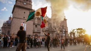 Segundo día de tensión en Morelia: chocan estudiantes y policías