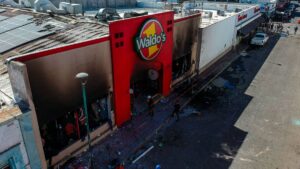 Sube a 24 el número de muertos por el incendio en Waldo’s; muere abuelito empacador