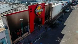Sube a 24 el número de muertos por el incendio en Waldo’s; muere abuelito empacador