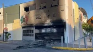 Segundo ataque a colegio privado en Culiacán: chocan portón y le prenden fuego