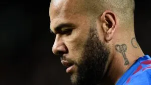 De futbolista a predicador; Dani Alves es visto dando sermón en España