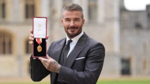 David Beckham recibe el título de caballero de manos del rey Carlos III en Windsor