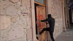 Marcha por asesinato de Carlos Manzo termina en caos: se registran incendios y daños en Palacio de Gobierno de Morelia