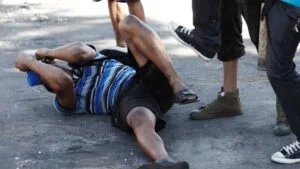 Dispara en fiesta de Halloween… y lo golpean “payasos, momias y monstruos”