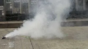 Video: detonan petardos durante protesta frente al PJCDMX