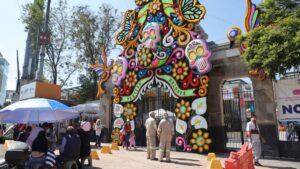 Más de 10 mil policías vigilan panteones por Día de Muertos en CDMX