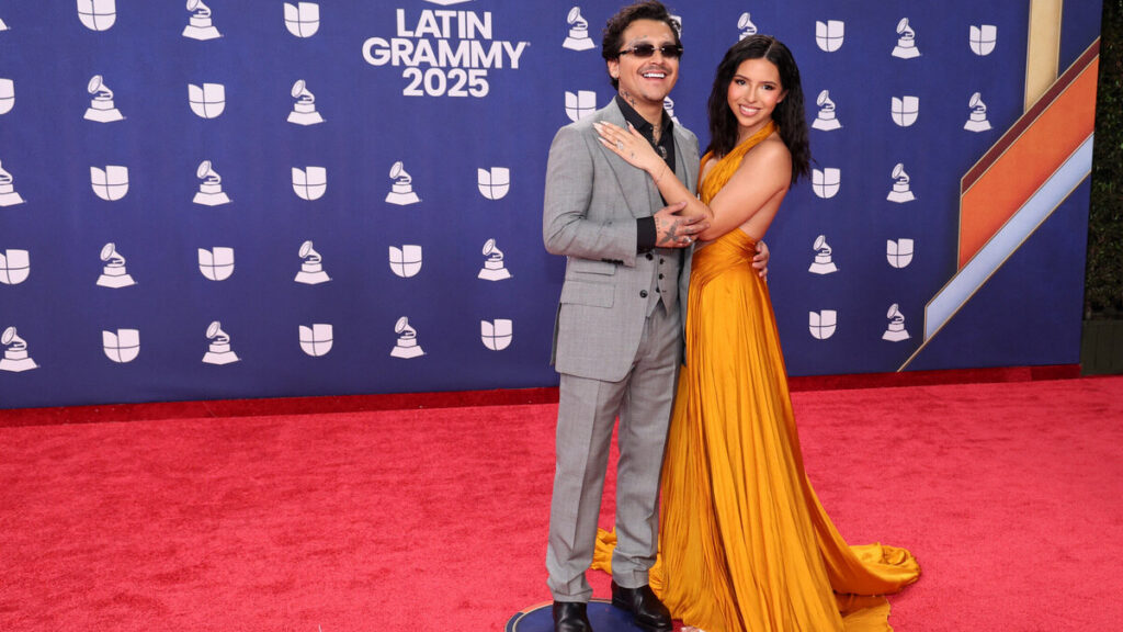 ¿Christian Nodal se olvidó de Ángela Aguilar en el Latin Grammy?
