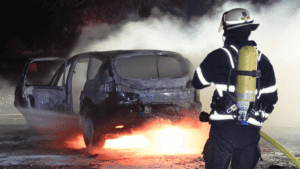 VIDEOS: Varios bomberos heridos tras explosión de un auto en el Bronx