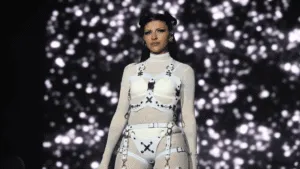 “Pórtense bien”, Cazzu frena a fans que insultaban a Nodal en pleno show