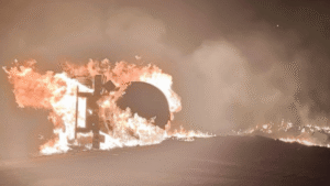 Controlan incendio de pipa en la México-Puebla, pero sigue el cierre parcial