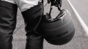 Ataca a su compañera de trabajo, le pega con un casco en la cabeza