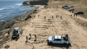 Condenan a 20 años a mujer implicada en el asesinato de surfistas australianos en México