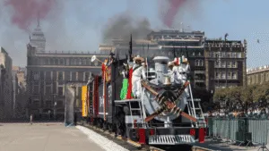 ¿Los hicieron asistir? Trabajadores y familias llenan el desfile del 20 de noviembre