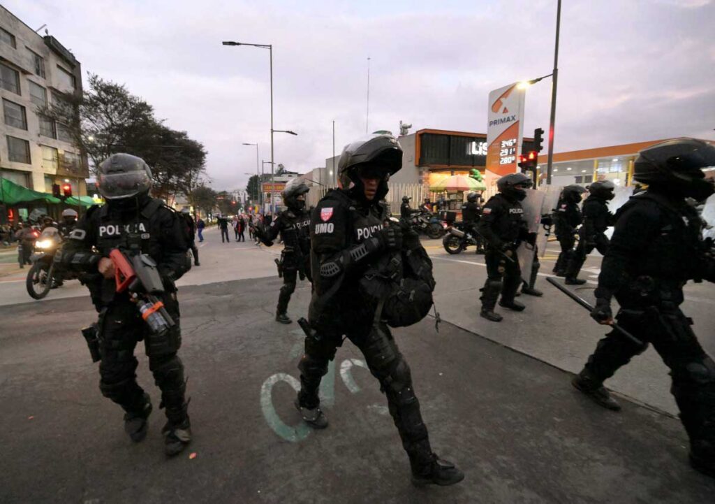 Policías atendieronel enfrentamientos en Ecuador.