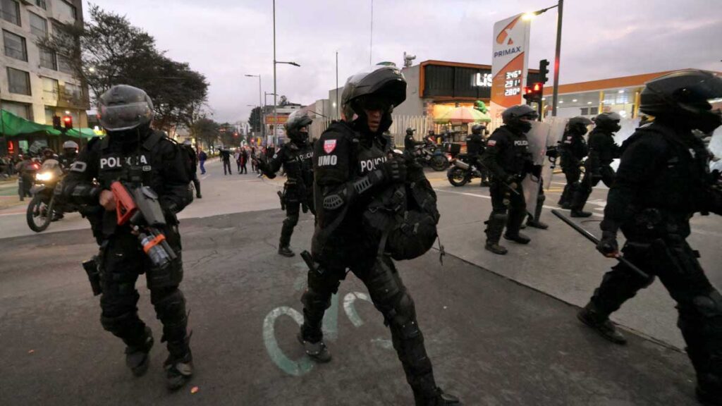 Policías atendieronel enfrentamientos en Ecuador. Foto: AFP